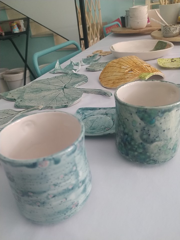 Piezas de cerámica recién cocidas en otoño