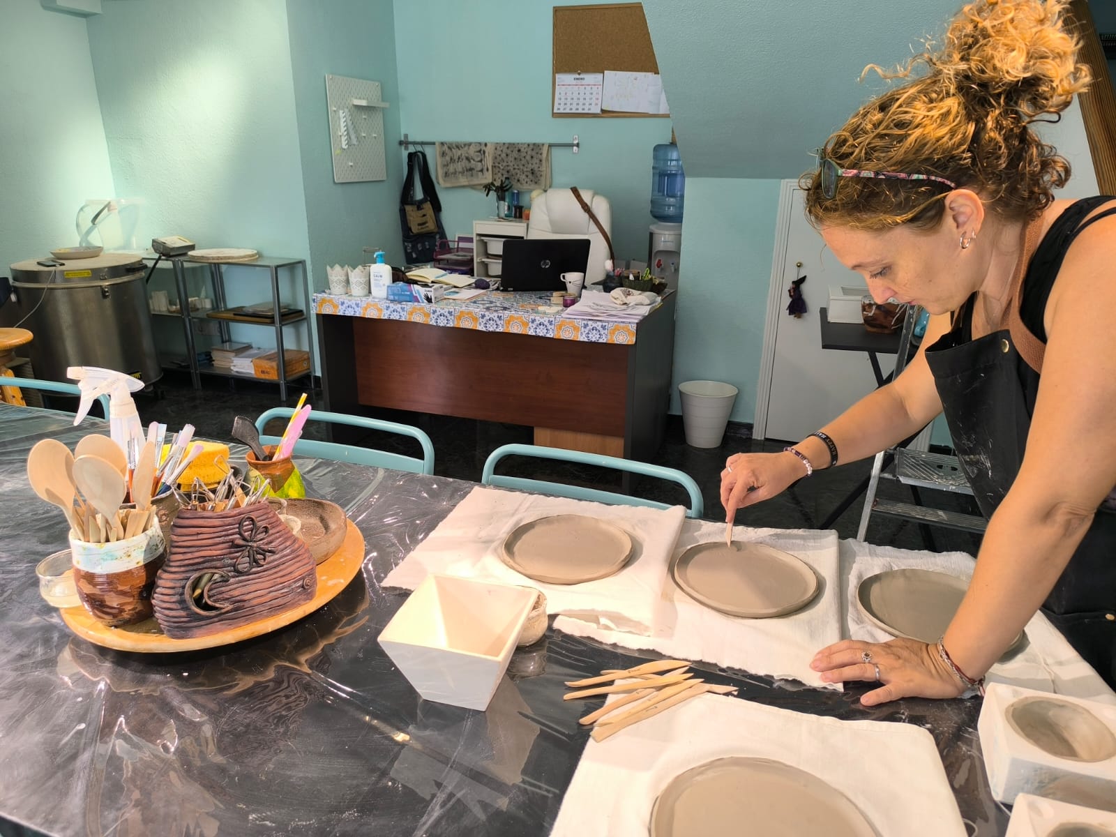 Alumna modelando una pieza de cerámica