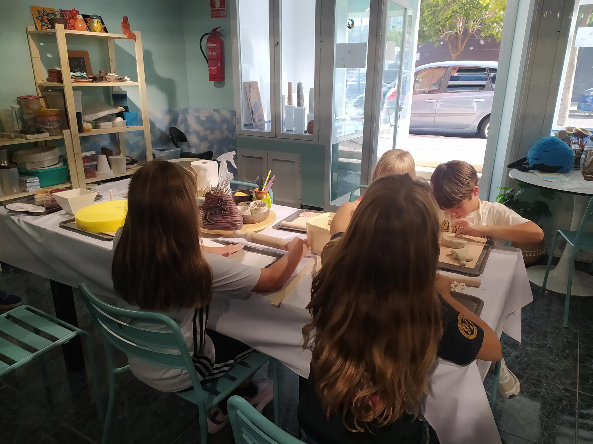 Clase infantil de cerámica en AIRA Cerámica